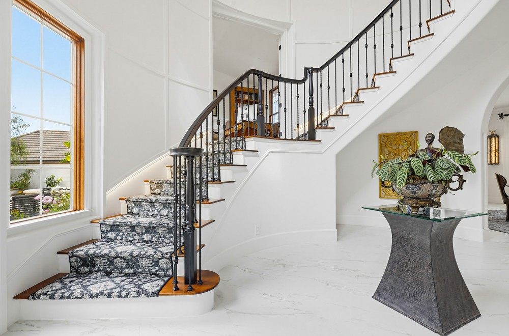 Mustang Dr — curved staircase